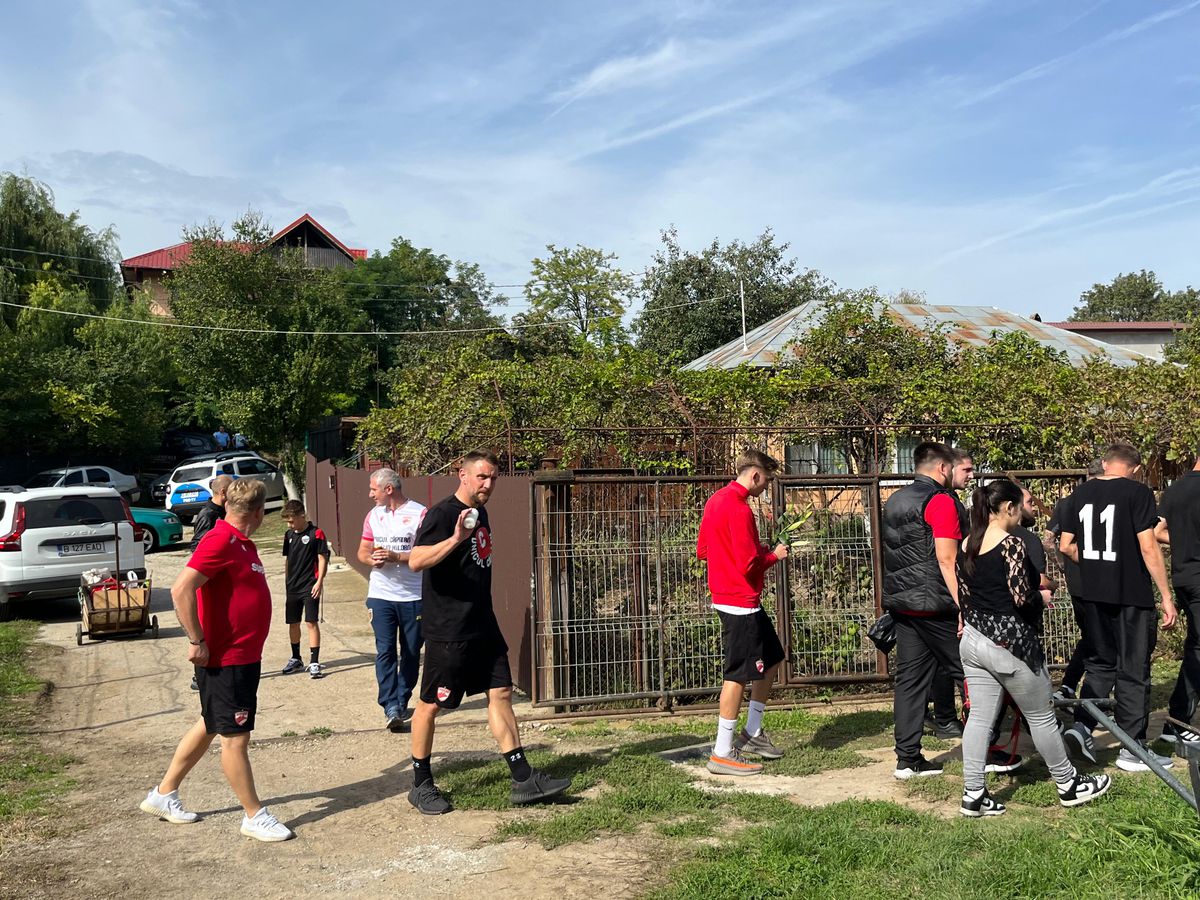 Fotbaliștii și suporterii lui Dinamo, prezenți la mormântul lui Cătălin Hîldan la 24 de ani de la moartea „Unicului Căpitan”: „După aproape un sfert de veac, golu-n suflet e intact”
