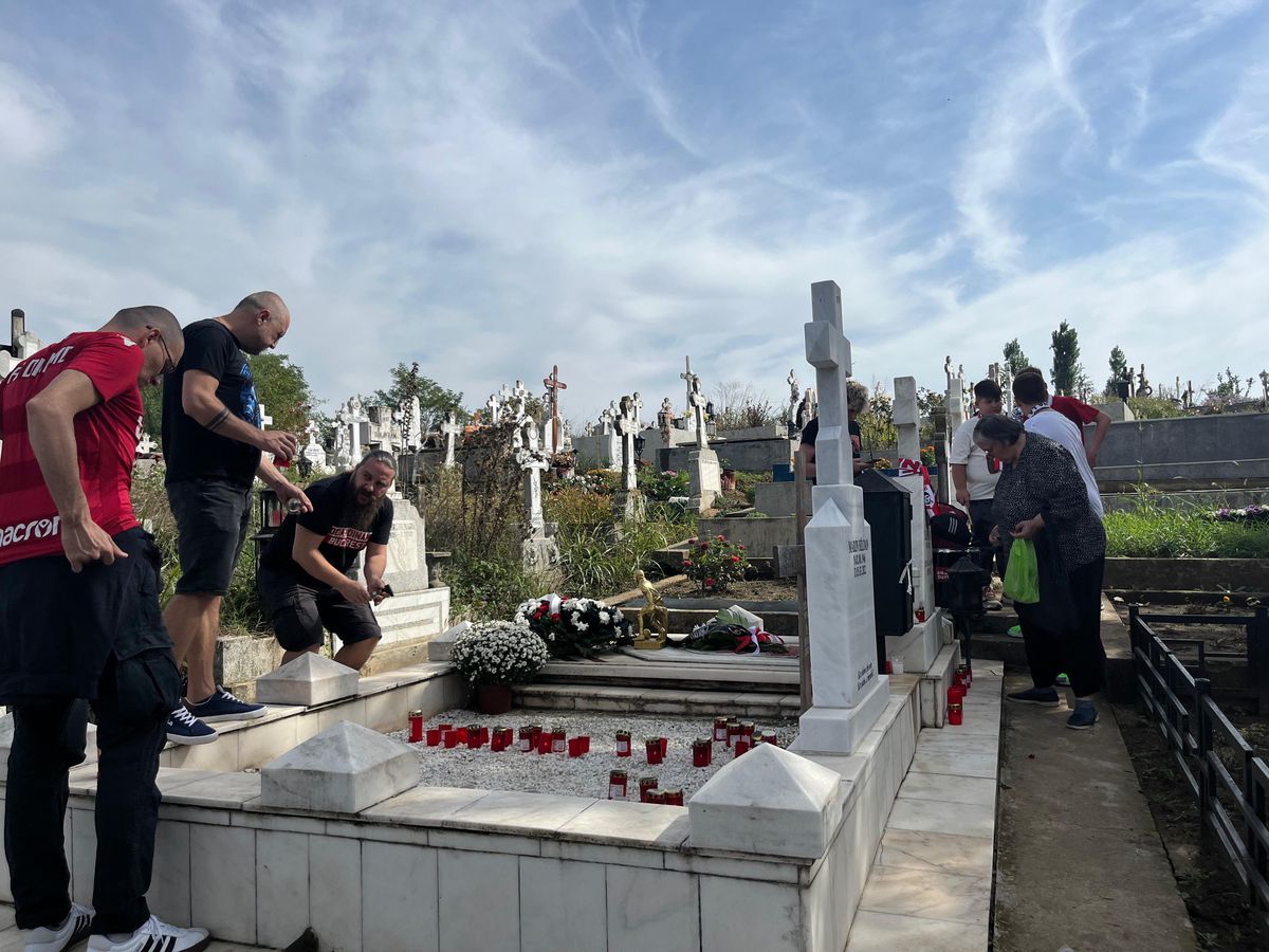 Fotbaliștii și suporterii lui Dinamo, prezenți la mormântul lui Cătălin Hîldan la 24 de ani de la moartea „Unicului Căpitan”: „După aproape un sfert de veac, golu-n suflet e intact”