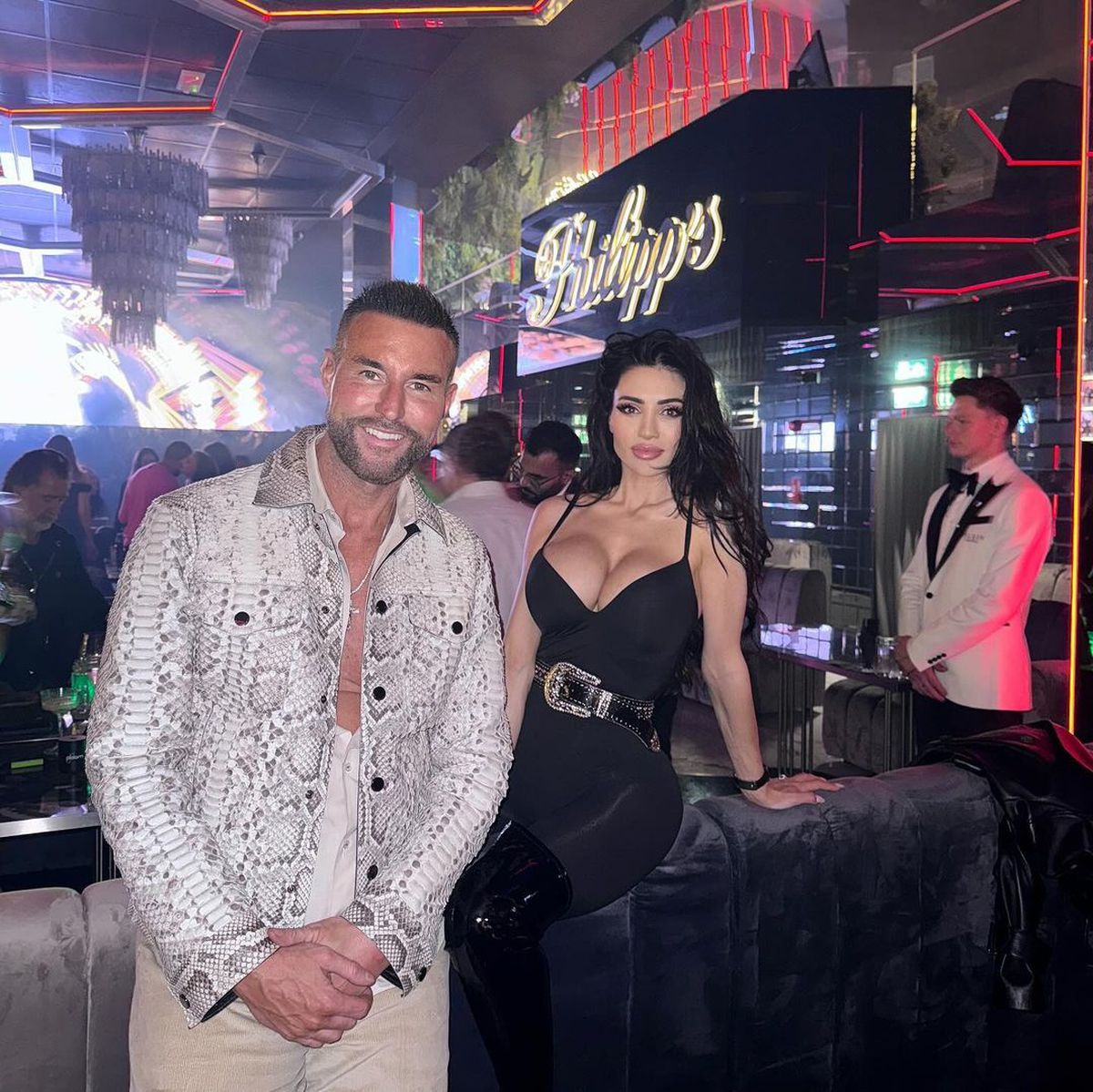 Fotomodelul din Pașcani l-a hipnotizat pe Philipp Plein cu decolteul generos » Într-o rochie mulată în brațele designerului