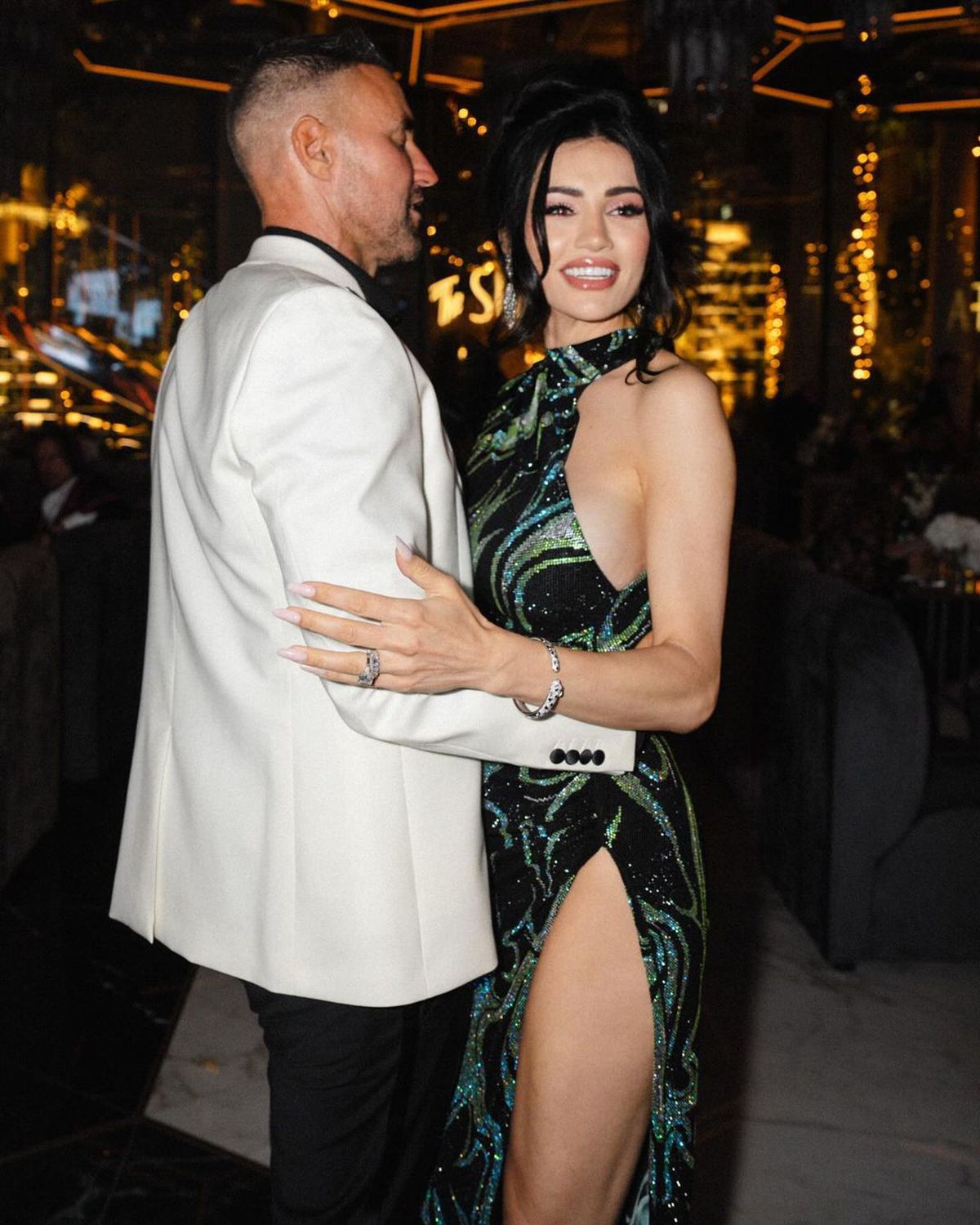 Fotomodelul din Pașcani l-a hipnotizat pe Philipp Plein cu decolteul generos » Într-o rochie mulată în brațele designerului