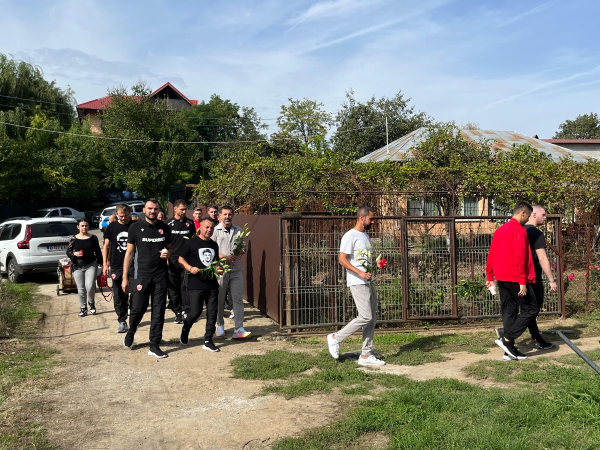 Fotbaliștii și suporterii lui Dinamo, prezenți la mormântul lui Cătălin Hîldan la 24 de ani de la moartea „Unicului Căpitan”: „După aproape un sfert de veac, golu-n suflet e intact”