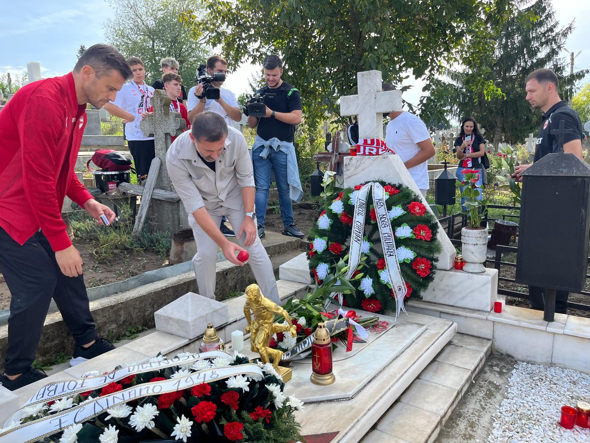 Fotbaliștii și suporterii lui Dinamo, prezenți la mormântul lui Cătălin Hîldan la 24 de ani de la moartea „Unicului Căpitan”: „După aproape un sfert de veac, golu-n suflet e intact”