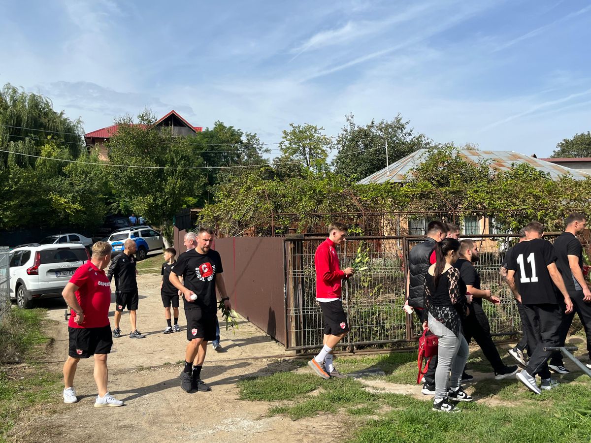 Fotbaliștii și suporterii lui Dinamo, prezenți la mormântul lui Cătălin Hîldan la 24 de ani de la moartea „Unicului Căpitan”: „După aproape un sfert de veac, golu-n suflet e intact”