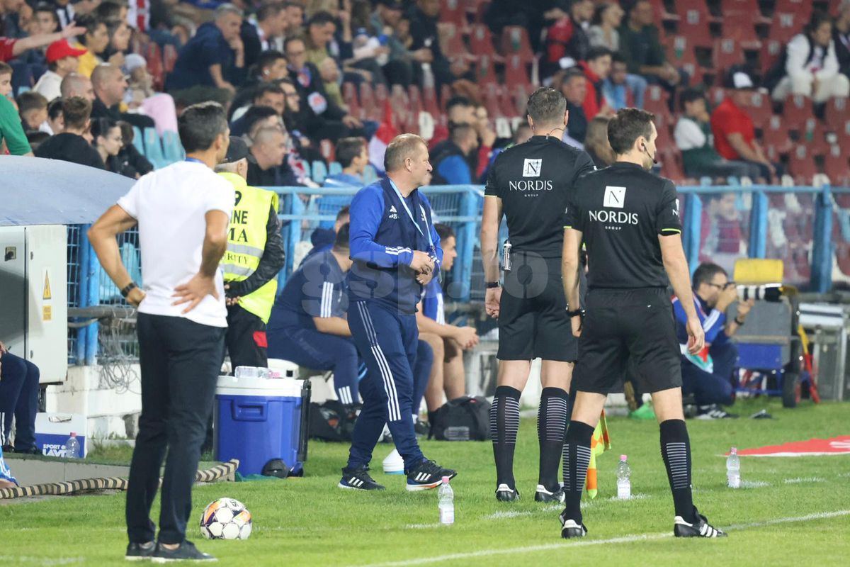 Cum a trăit Dorinel Munteanu meciul Oțelul - Universitatea Craiova » S-a agitat fără oprire + Contre cu Istvan Kovacs, cu arbitrul de rezervă, cu staff-ul și team managerul