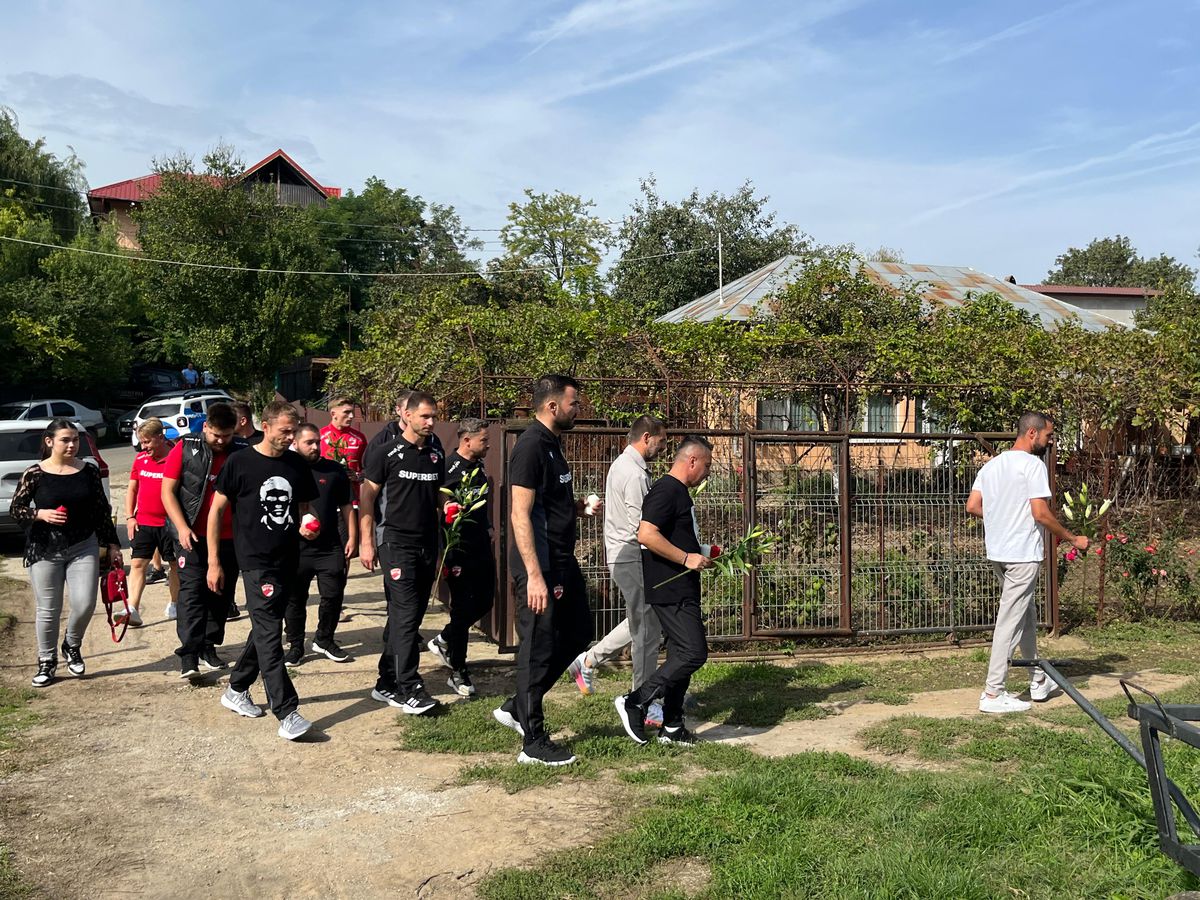 Fotbaliștii și suporterii lui Dinamo, prezenți la mormântul lui Cătălin Hîldan la 24 de ani de la moartea „Unicului Căpitan”: „După aproape un sfert de veac, golu-n suflet e intact”