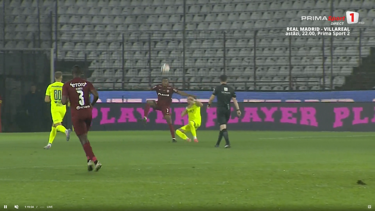 S-a zvârcolit pe jos după o intrare criminală » A intrat ambulanța la CFR Cluj - Poli Iași