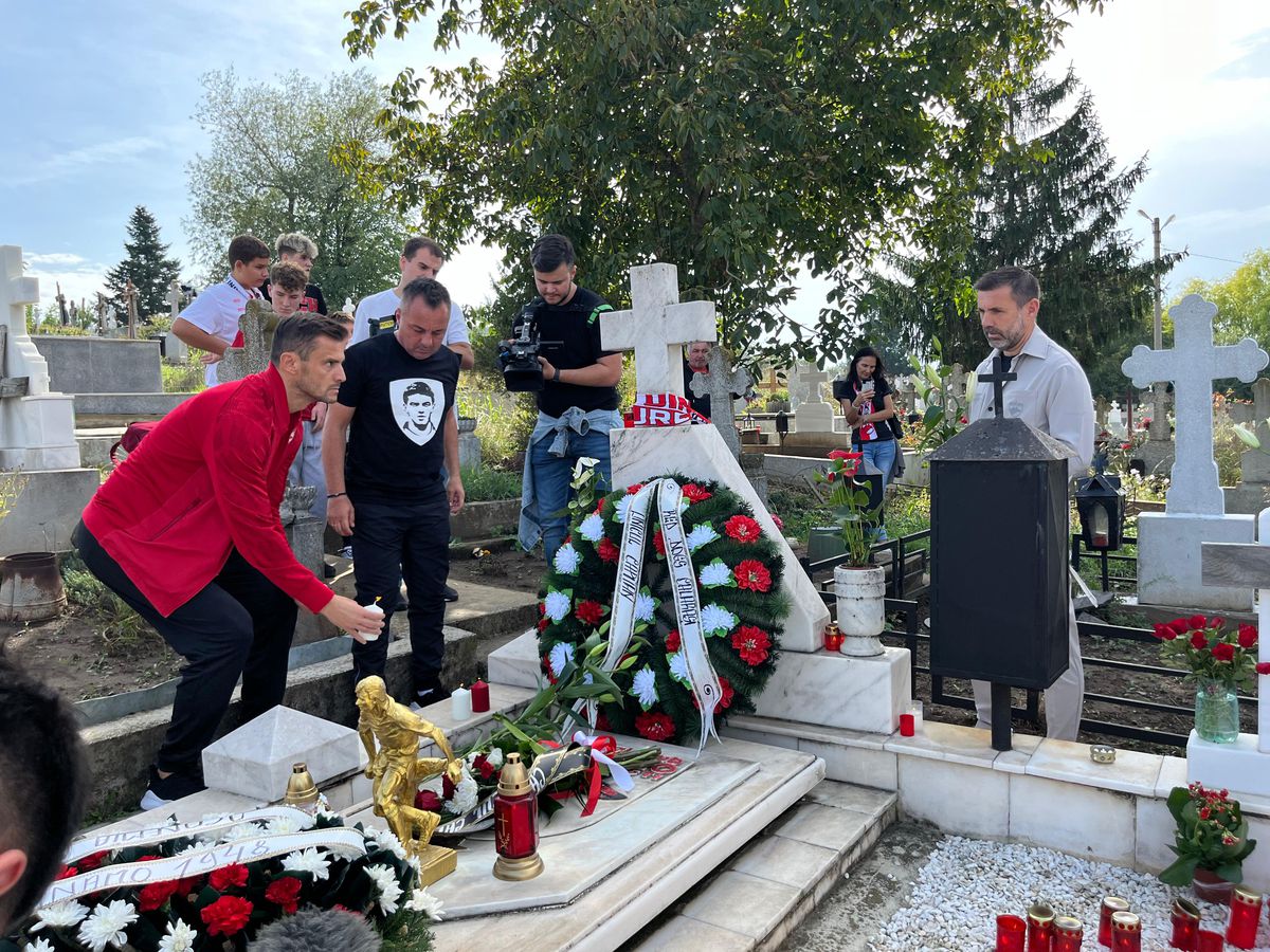 Fotbaliștii și suporterii lui Dinamo, prezenți la mormântul lui Cătălin Hîldan la 24 de ani de la moartea „Unicului Căpitan”: „După aproape un sfert de veac, golu-n suflet e intact”