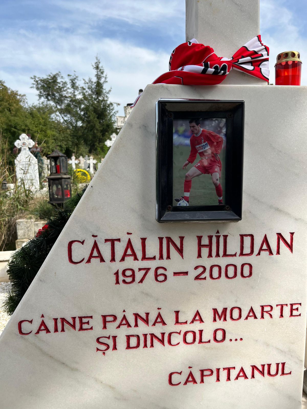 Fotbaliștii și suporterii lui Dinamo, prezenți la mormântul lui Cătălin Hîldan la 24 de ani de la moartea „Unicului Căpitan”: „După aproape un sfert de veac, golu-n suflet e intact”