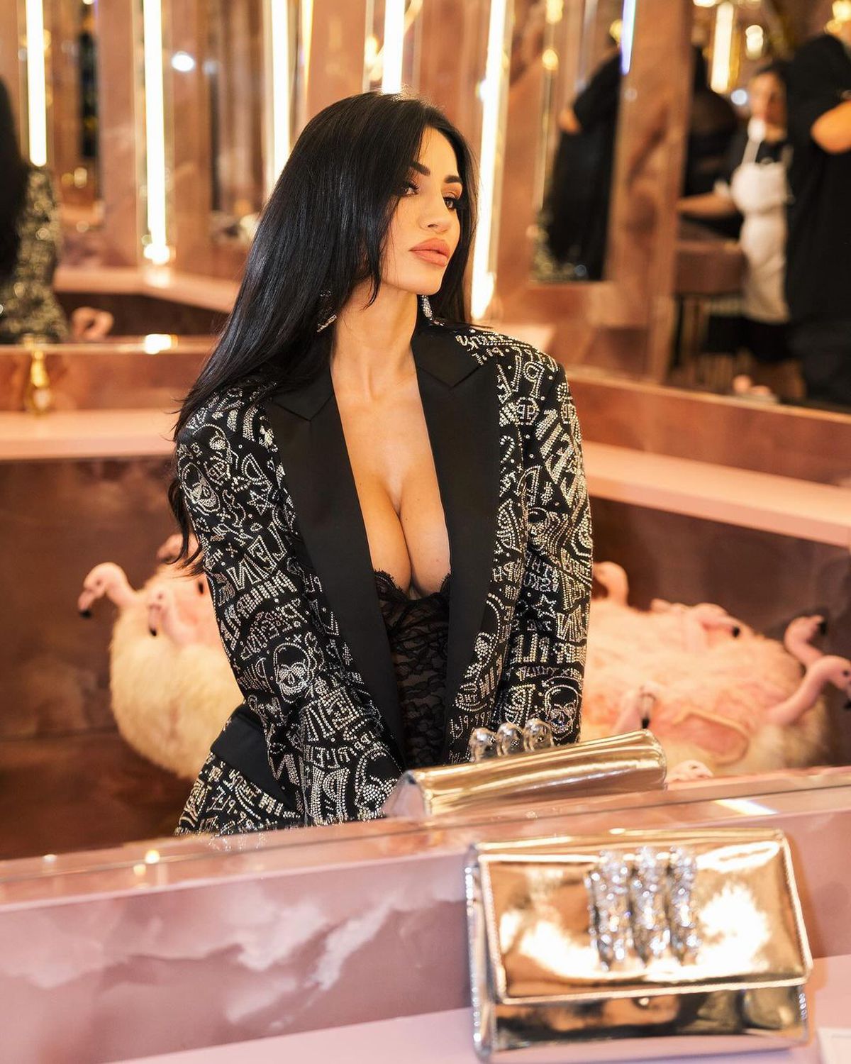 Fotomodelul din Pașcani l-a hipnotizat pe Philipp Plein cu decolteul generos » Într-o rochie mulată în brațele designerului