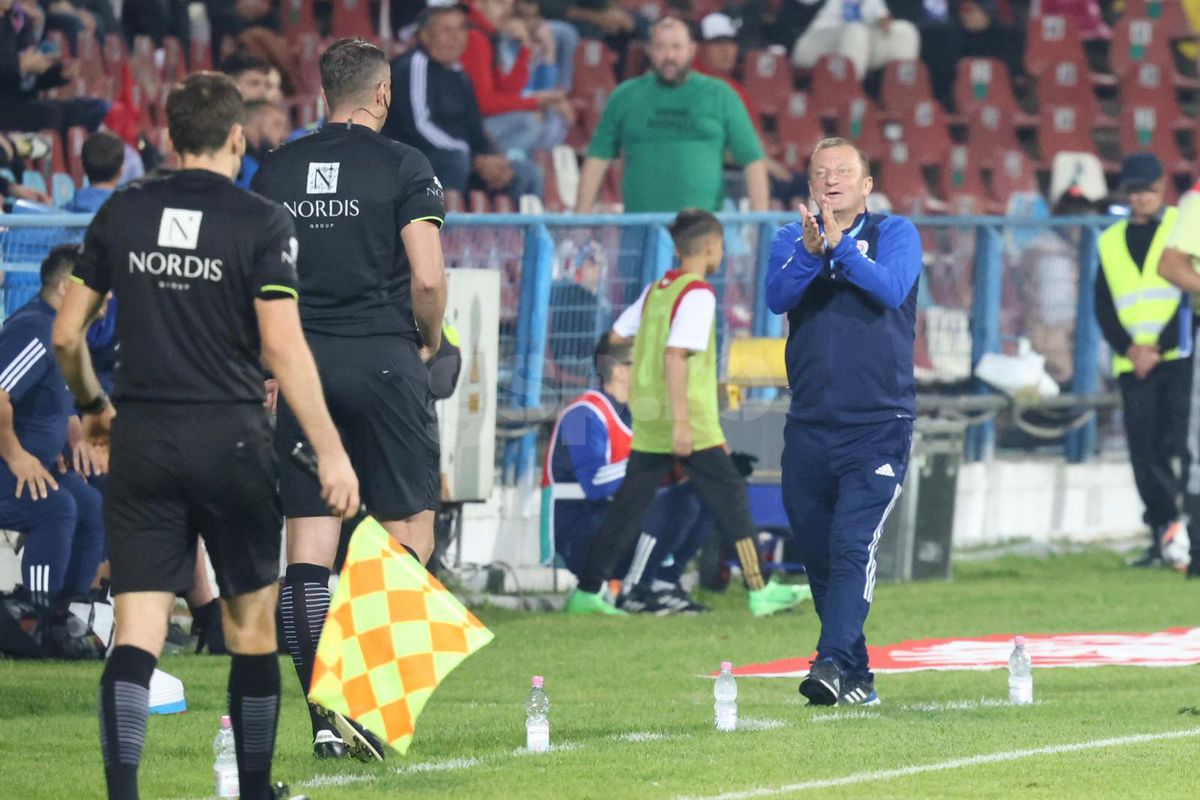 Cum a trăit Dorinel Munteanu meciul Oțelul - Universitatea Craiova » S-a agitat fără oprire + Contre cu Istvan Kovacs, cu arbitrul de rezervă, cu staff-ul și team managerul