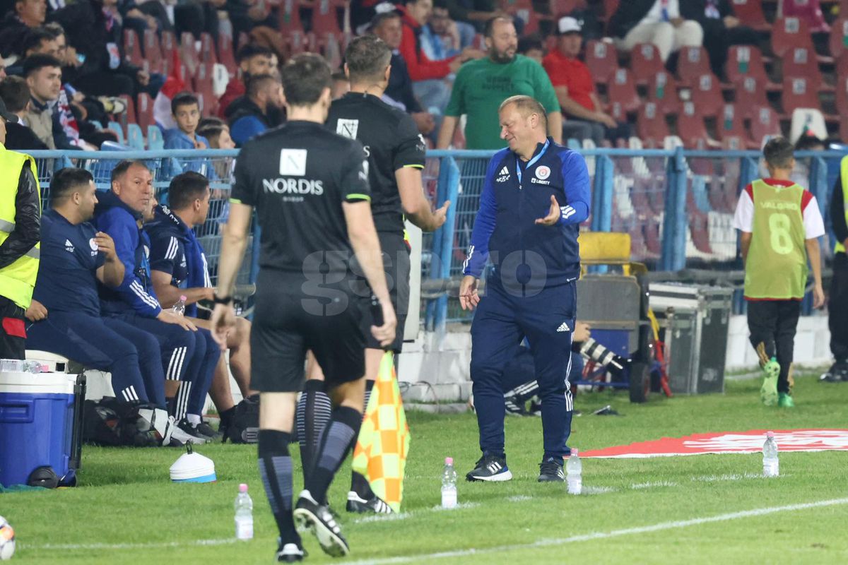 Cum a trăit Dorinel Munteanu meciul Oțelul - Universitatea Craiova » S-a agitat fără oprire + Contre cu Istvan Kovacs, cu arbitrul de rezervă, cu staff-ul și team managerul