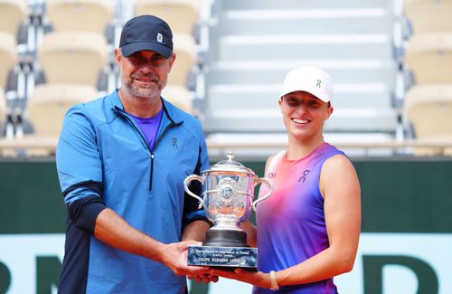 Iga Swiatek și Tomasz Wiktorowski cu trofeul de la Roland Garros 2024 Foto: Imago