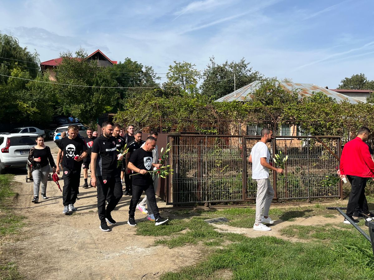 Fotbaliștii și suporterii lui Dinamo, prezenți la mormântul lui Cătălin Hîldan la 24 de ani de la moartea „Unicului Căpitan”: „După aproape un sfert de veac, golu-n suflet e intact”