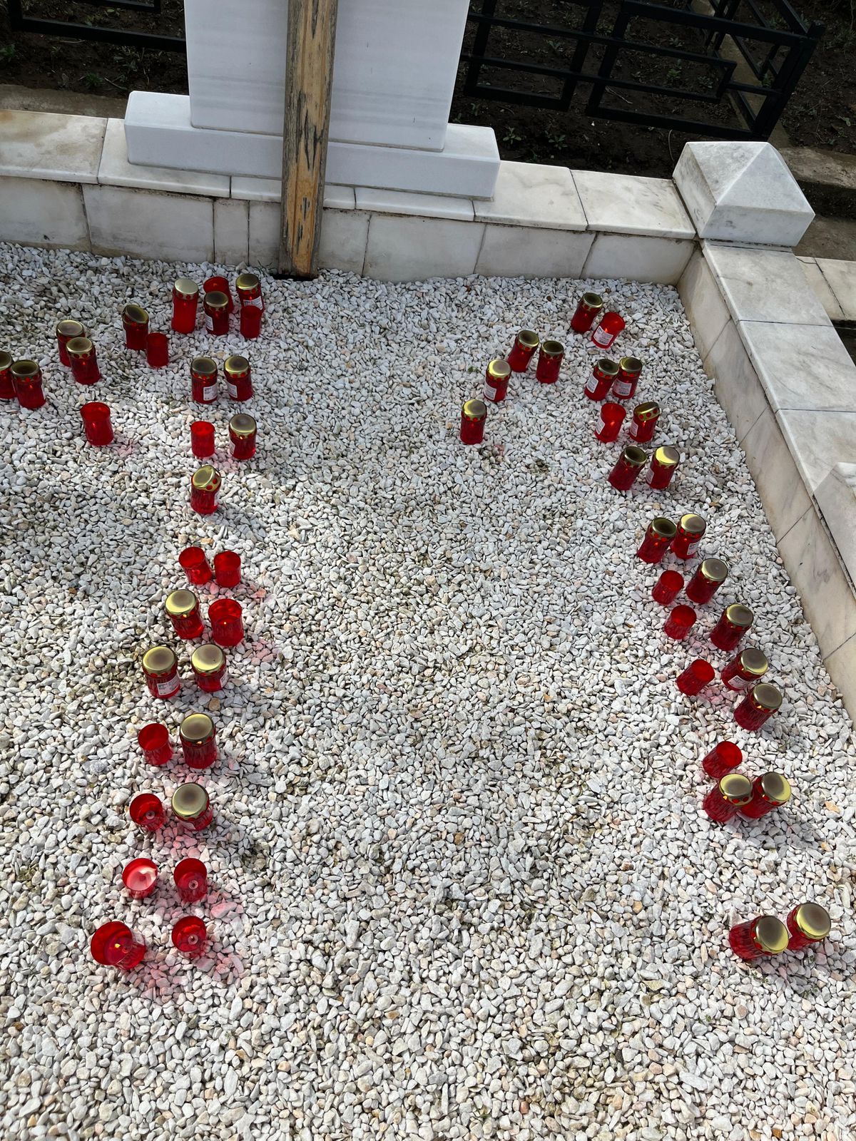 Fotbaliștii și suporterii lui Dinamo, prezenți la mormântul lui Cătălin Hîldan la 24 de ani de la moartea „Unicului Căpitan”: „După aproape un sfert de veac, golu-n suflet e intact”