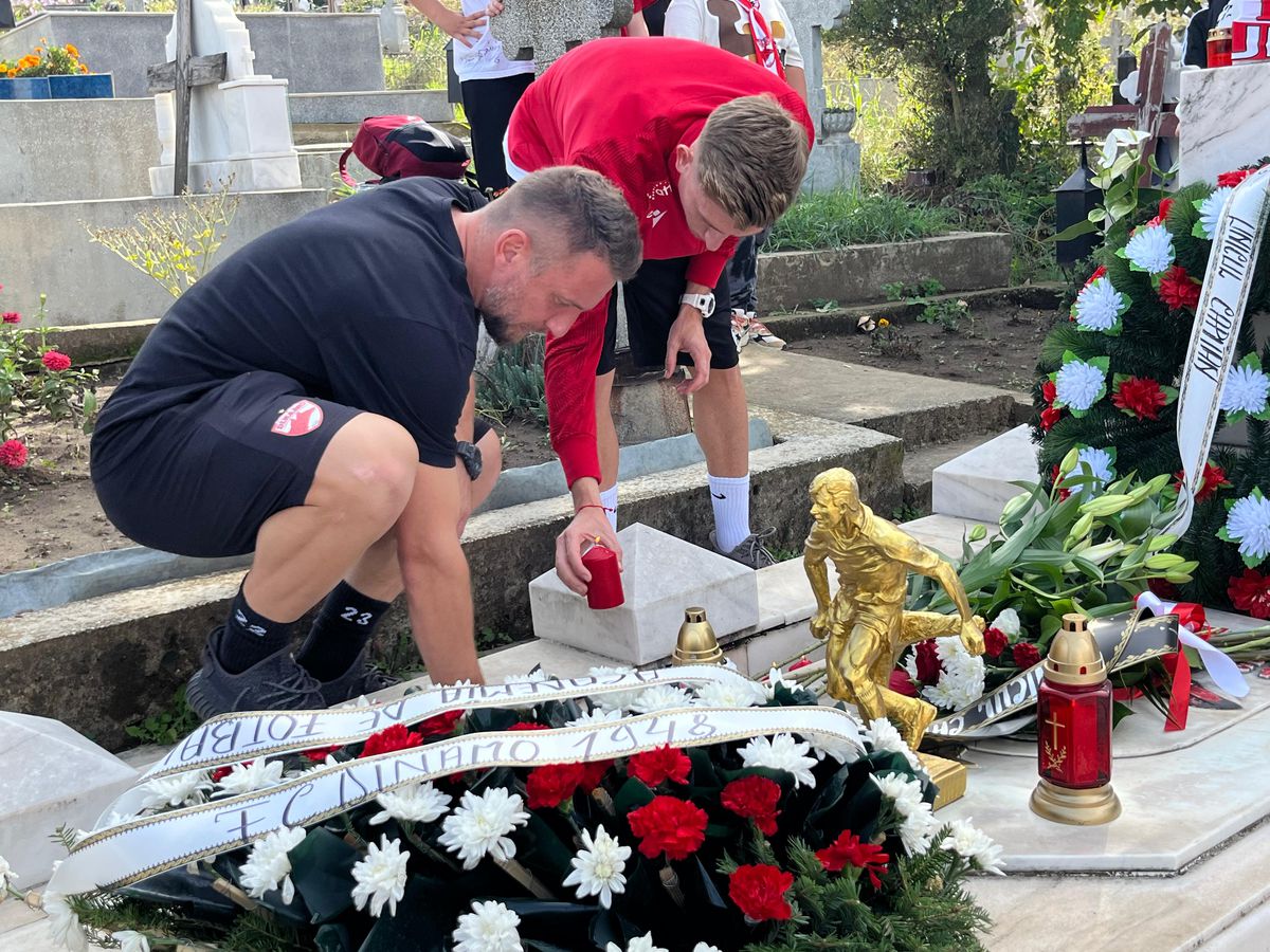 Fotbaliștii și suporterii lui Dinamo, prezenți la mormântul lui Cătălin Hîldan la 24 de ani de la moartea „Unicului Căpitan”: „După aproape un sfert de veac, golu-n suflet e intact”