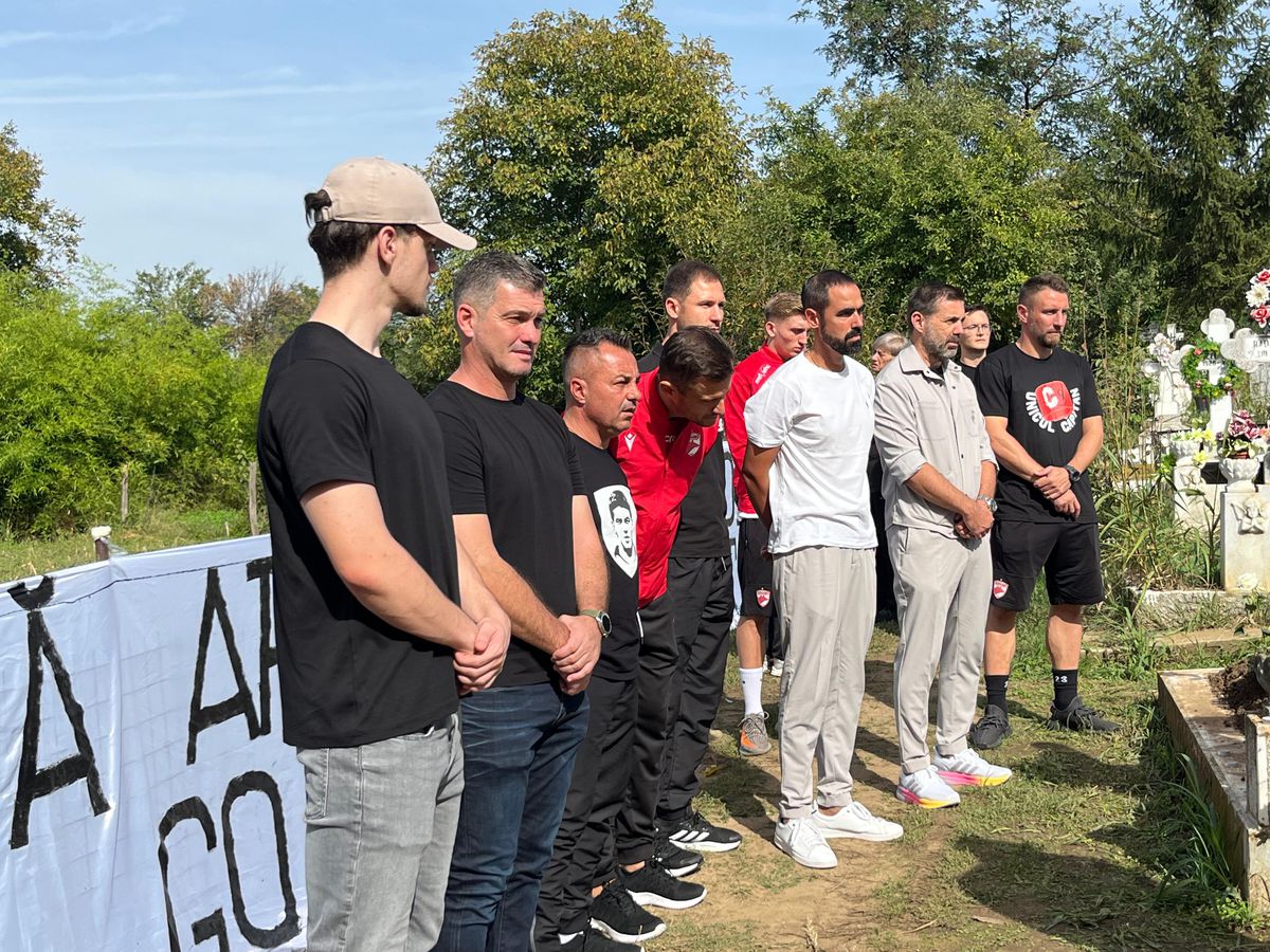Fotbaliștii și suporterii lui Dinamo, prezenți la mormântul lui Cătălin Hîldan la 24 de ani de la moartea „Unicului Căpitan”: „După aproape un sfert de veac, golu-n suflet e intact”