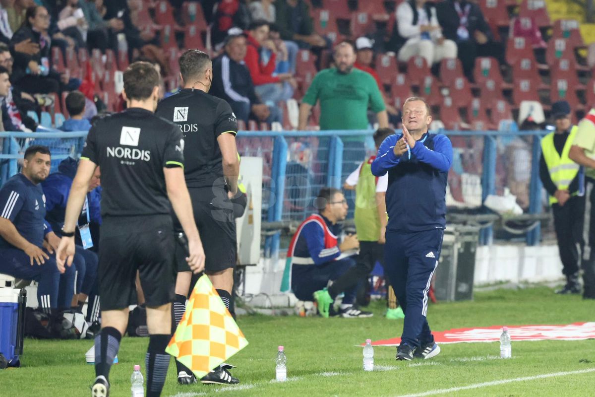 Cum a trăit Dorinel Munteanu meciul Oțelul - Universitatea Craiova » S-a agitat fără oprire + Contre cu Istvan Kovacs, cu arbitrul de rezervă, cu staff-ul și team managerul