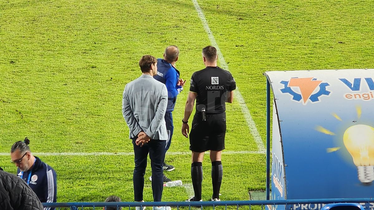 Cum a trăit Dorinel Munteanu meciul Oțelul - Universitatea Craiova » S-a agitat fără oprire + Contre cu Istvan Kovacs, cu arbitrul de rezervă, cu staff-ul și team managerul