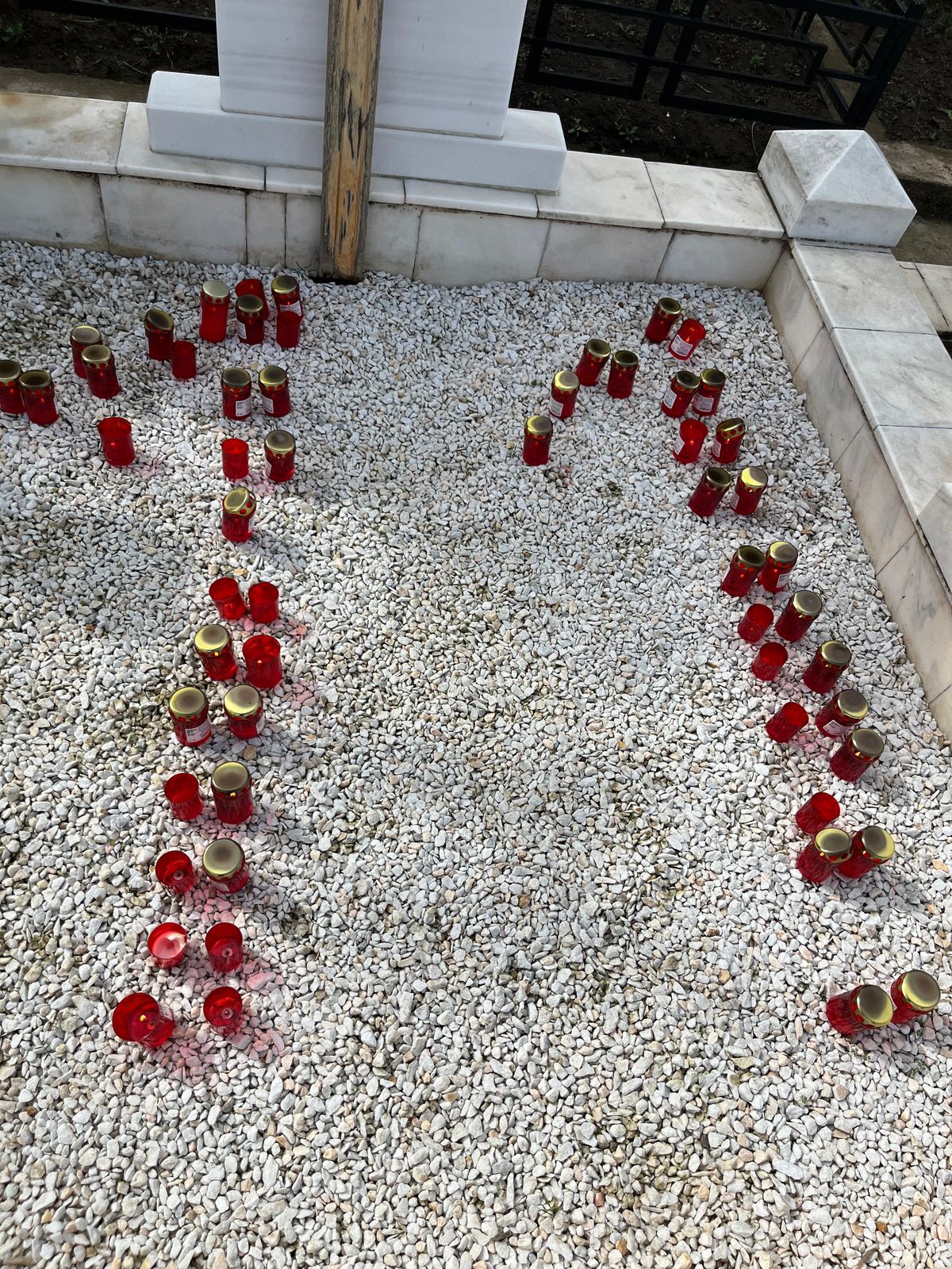 Fotbaliștii și suporterii lui Dinamo, prezenți la mormântul lui Cătălin Hîldan la 24 de ani de la moartea „Unicului Căpitan”: „După aproape un sfert de veac, golu-n suflet e intact”