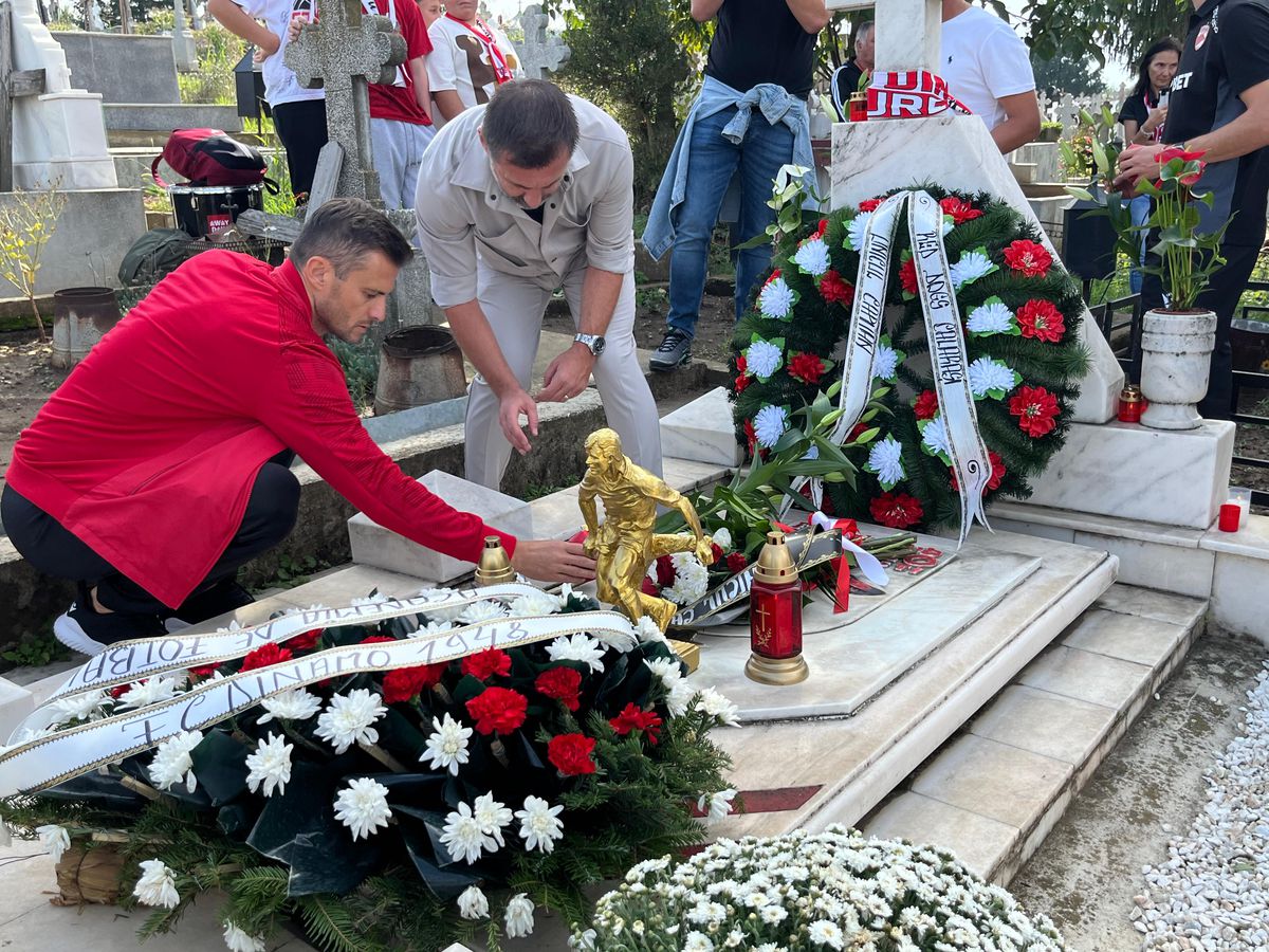 Fotbaliștii și suporterii lui Dinamo, prezenți la mormântul lui Cătălin Hîldan la 24 de ani de la moartea „Unicului Căpitan”: „După aproape un sfert de veac, golu-n suflet e intact”