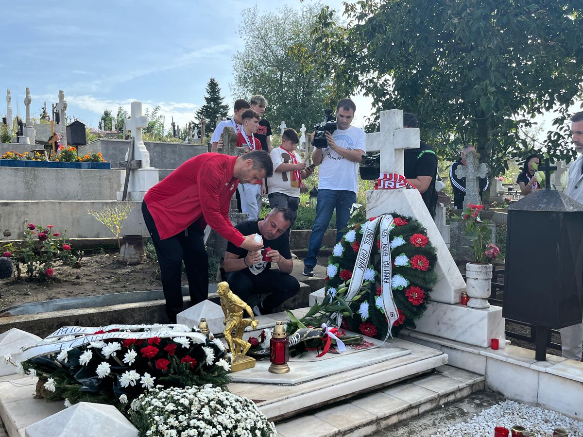 Fotbaliștii și suporterii lui Dinamo, prezenți la mormântul lui Cătălin Hîldan la 24 de ani de la moartea „Unicului Căpitan”: „După aproape un sfert de veac, golu-n suflet e intact”