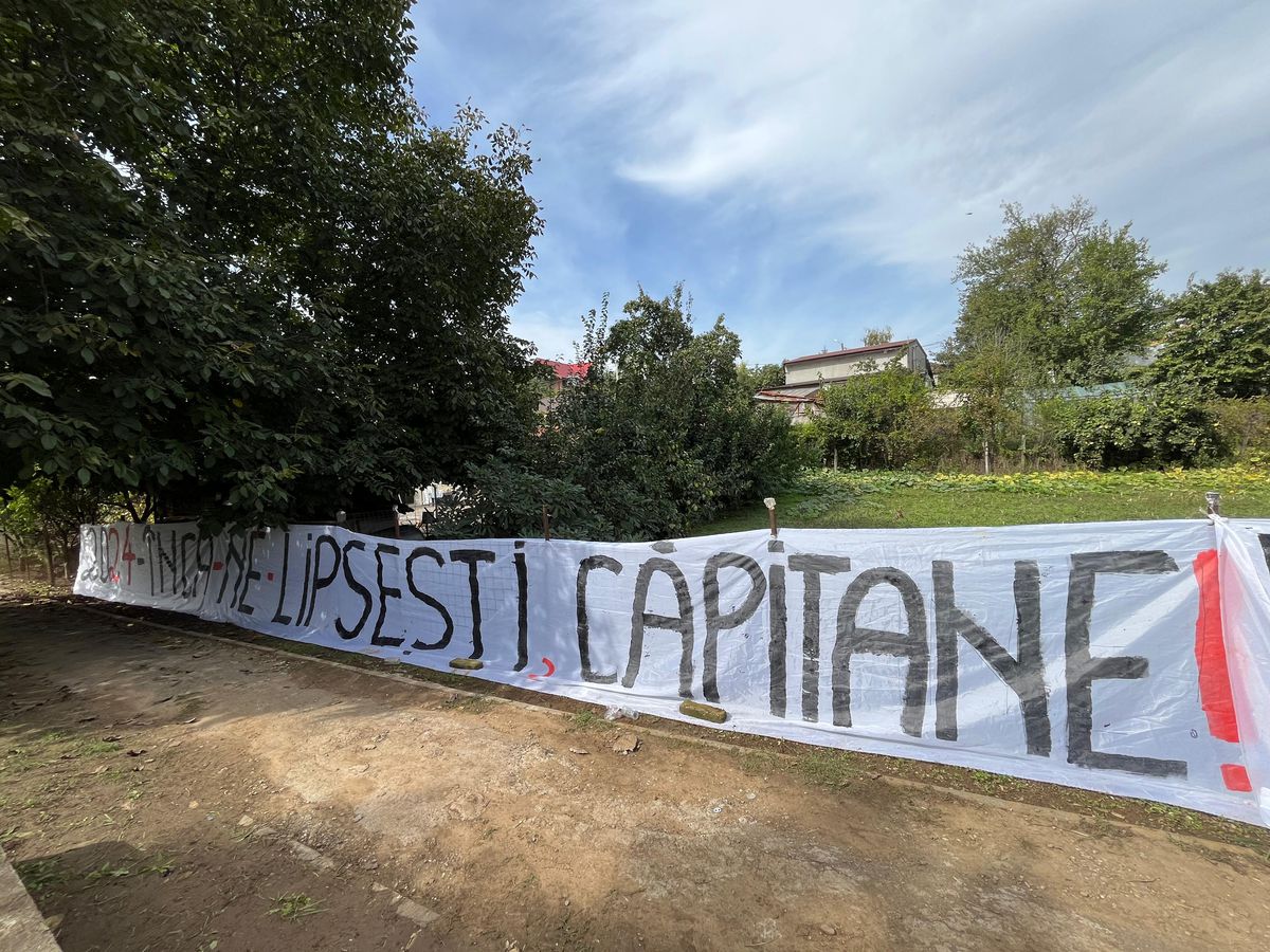 Fotbaliștii și suporterii lui Dinamo, prezenți la mormântul lui Cătălin Hîldan la 24 de ani de la moartea „Unicului Căpitan”: „După aproape un sfert de veac, golu-n suflet e intact”