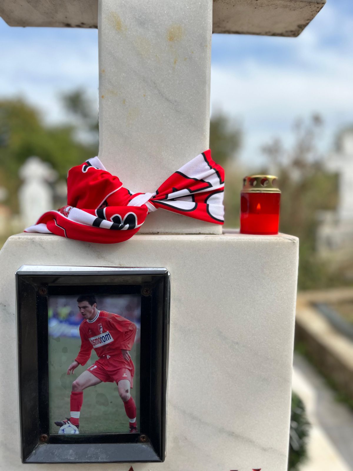 Fotbaliștii și suporterii lui Dinamo, prezenți la mormântul lui Cătălin Hîldan la 24 de ani de la moartea „Unicului Căpitan”: „După aproape un sfert de veac, golu-n suflet e intact”