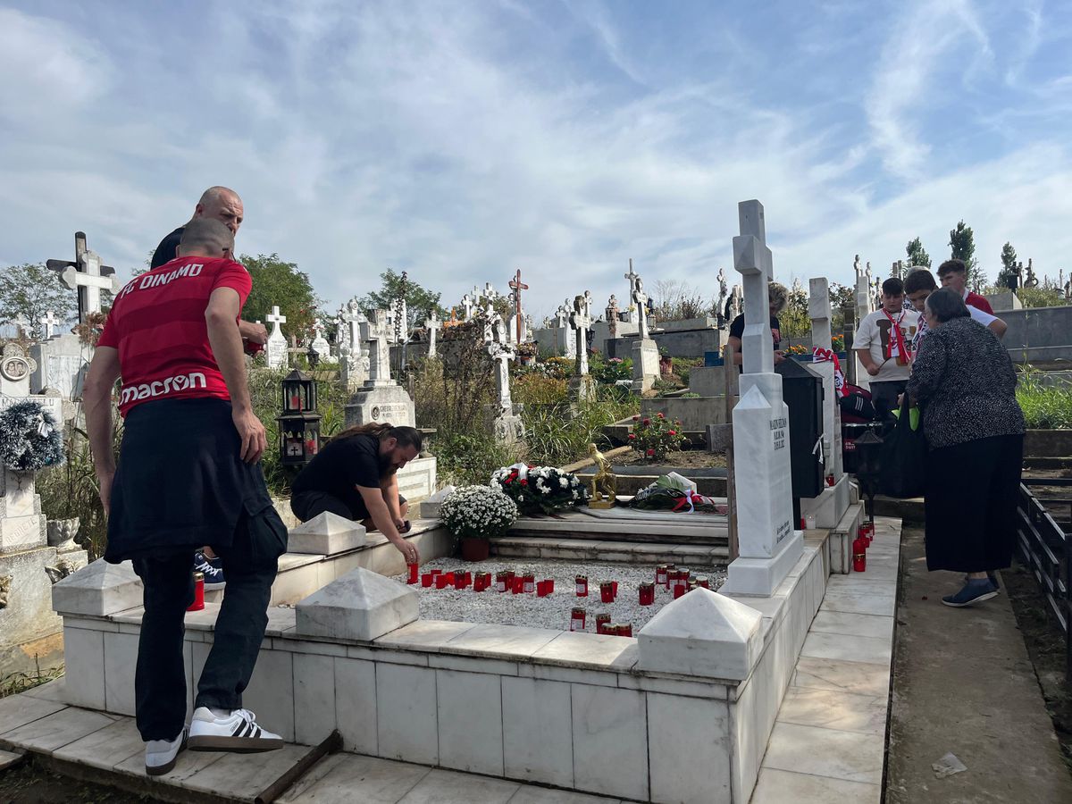 Fotbaliștii și suporterii lui Dinamo, prezenți la mormântul lui Cătălin Hîldan la 24 de ani de la moartea „Unicului Căpitan”: „După aproape un sfert de veac, golu-n suflet e intact”