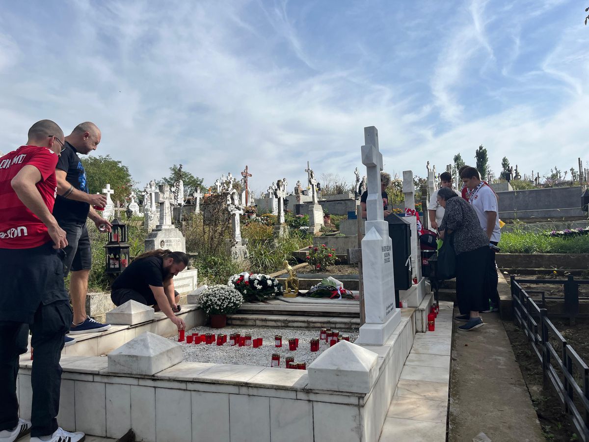 Fotbaliștii și suporterii lui Dinamo, prezenți la mormântul lui Cătălin Hîldan la 24 de ani de la moartea „Unicului Căpitan”: „După aproape un sfert de veac, golu-n suflet e intact”