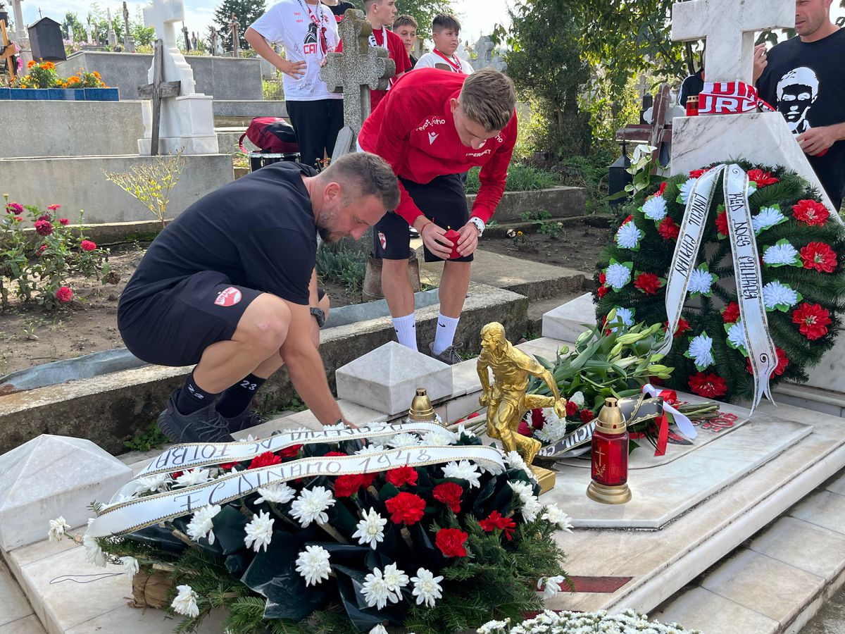 Fotbaliștii și suporterii lui Dinamo, prezenți la mormântul lui Cătălin Hîldan la 24 de ani de la moartea „Unicului Căpitan”: „După aproape un sfert de veac, golu-n suflet e intact”