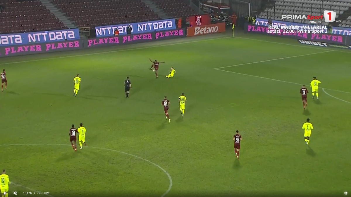 S-a zvârcolit pe jos după o intrare criminală » A intrat ambulanța la CFR Cluj - Poli Iași