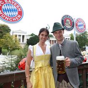 Jucătorii și staff-ul lui Bayern au sărbătorit începutul perfect de sezon la Oktoberfest // FOTO: Getty Images