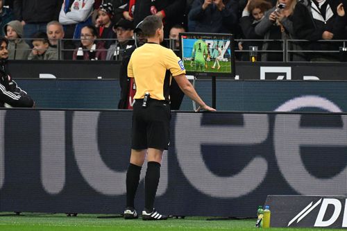„Centralul” Daniel Siebert îi va anula golul Eintracht după revederea fazei pe monitor / Foto: Imago