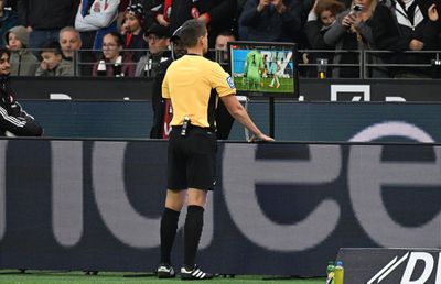 A fost ajutată Bayern de arbitru cu VAR?! Harry Kane, record de goluri în 6 etape