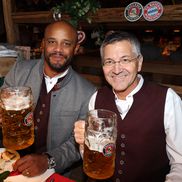 Jucătorii și staff-ul lui Bayern au sărbătorit începutul perfect de sezon la Oktoberfest // FOTO: Getty Images