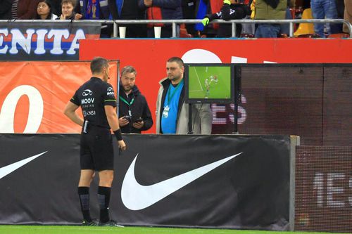 Istvan Kovacs și-a întors decizia la VAR, după ce a dat penalty pentru FCSB/ foto: Ionuț Iordache (GSP)