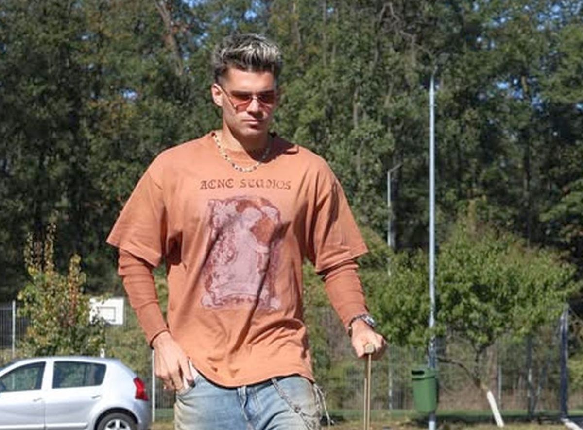 Primii jucători ai naționalei au ajuns la Mogoșoaia » Fanii, val de ironii: „La haine concurează cu Franța, la fotbal cu Andorra”