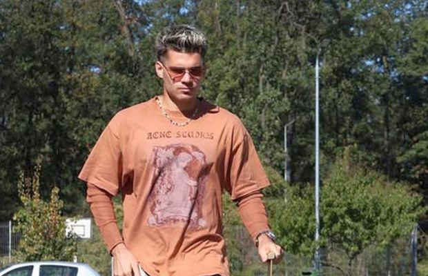 Primii jucători ai naționalei au ajuns la Mogoșoaia » Fanii, val de ironii: „La haine concurează cu Franța, la fotbal cu Andorra”