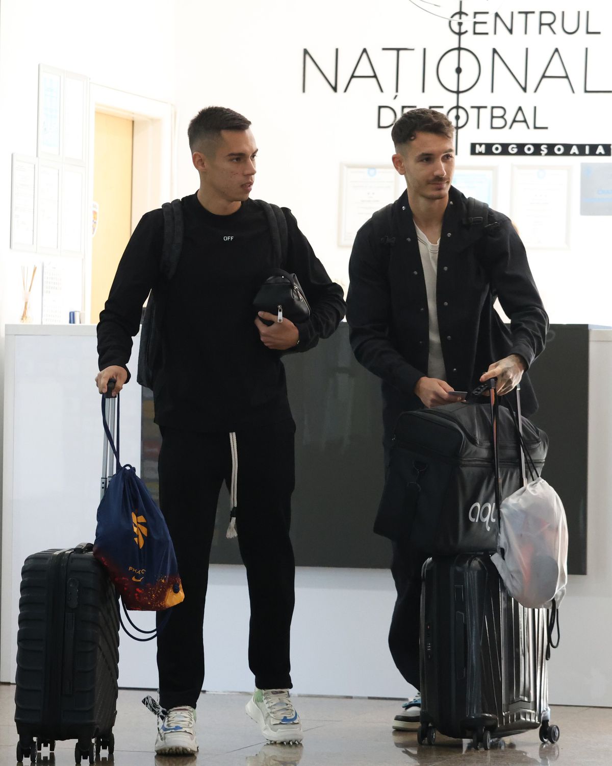 Primii jucători ai naționalei au ajuns la Mogoșoaia » Fanii, val de ironii: „La haine concurează cu Franța, la fotbal cu Andorra”