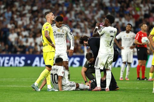 Kylian Mbappe este consultat de medicul Realului / Foto: Imago