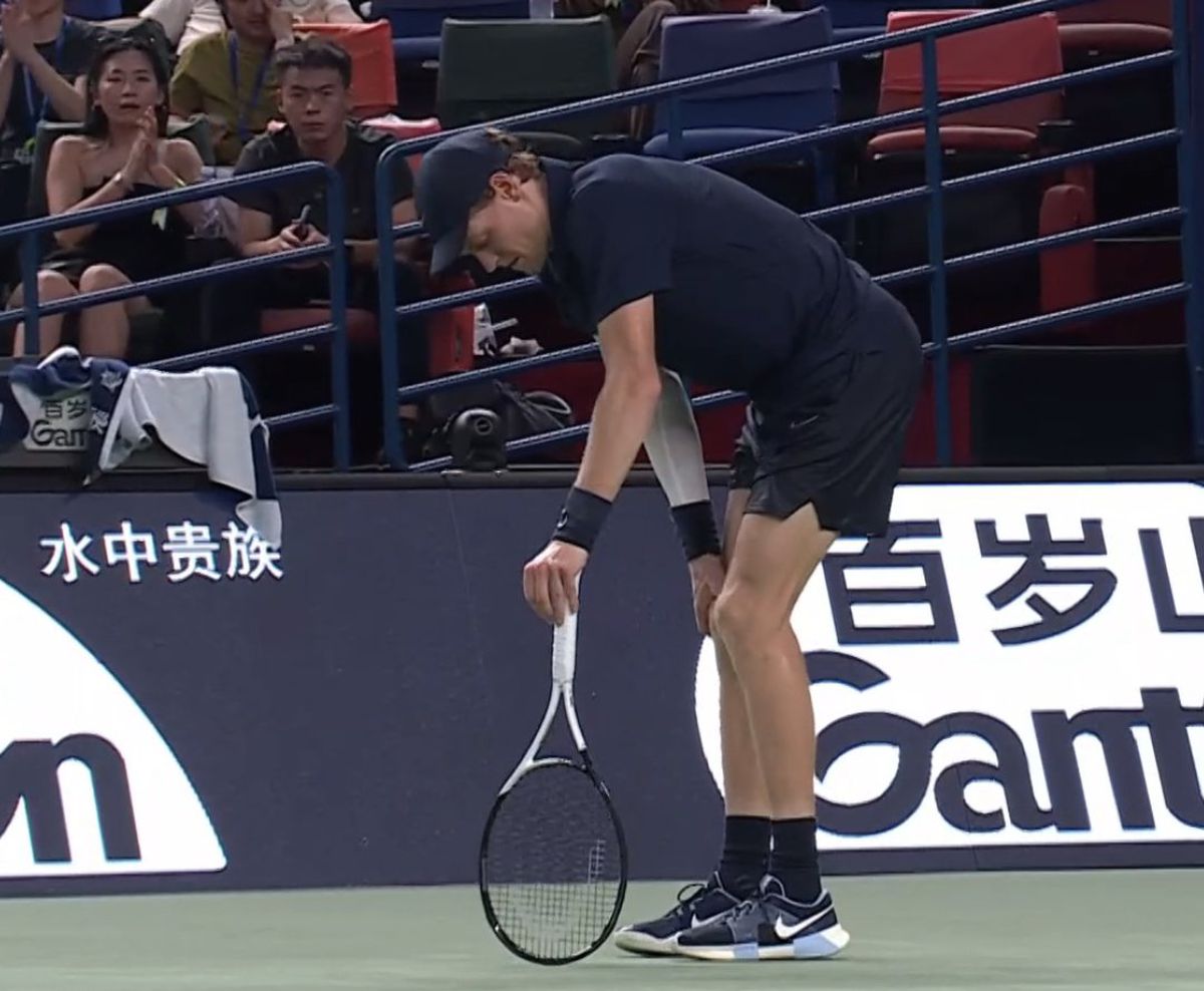 Jannik Sinner, răpus de crampe în Masters-ul 1000 de la Shanghai! Italianul a abandonat în turul 3, în setul decisiv