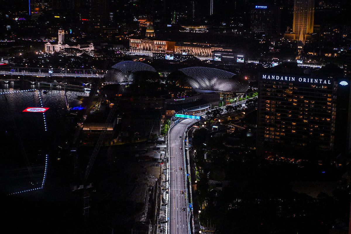 George Russell câștigă inteligent Marele Premiu din Singapore! McLaren este CAMPIOANĂ mondială la constructori