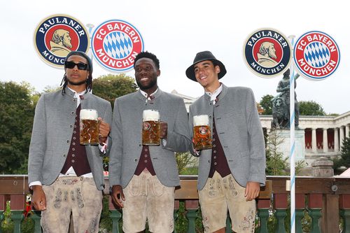 Jucătorii și staff-ul lui Bayern au sărbătorit începutul perfect de sezon la Oktoberfest // FOTO: Getty Images