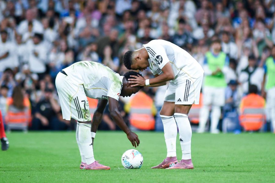 Kylian Mbappe dialoghează cu Vinicius jr înaintea penalty-ului de 2-0 / Foto: Imago Emoții cu Kylan Mbappe. Verdictul doctorilor! + Mesajul lui pentru Vinicius jr