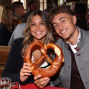 Jucătorii și staff-ul lui Bayern au sărbătorit începutul perfect de sezon la Oktoberfest // FOTO: Getty Images