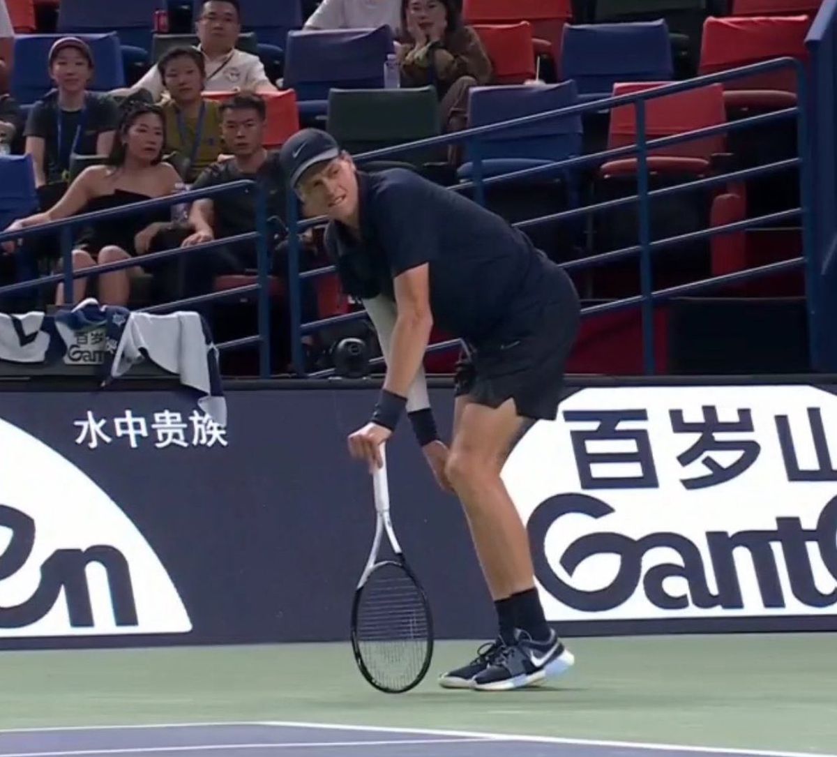 Jannik Sinner, răpus de crampe în Masters-ul 1000 de la Shanghai! Italianul a abandonat în turul 3, în setul decisiv