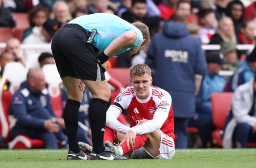 Martin Odegaard se ține de genunchiul stâng și va trebui să fie înlocuit / Foto: Imago