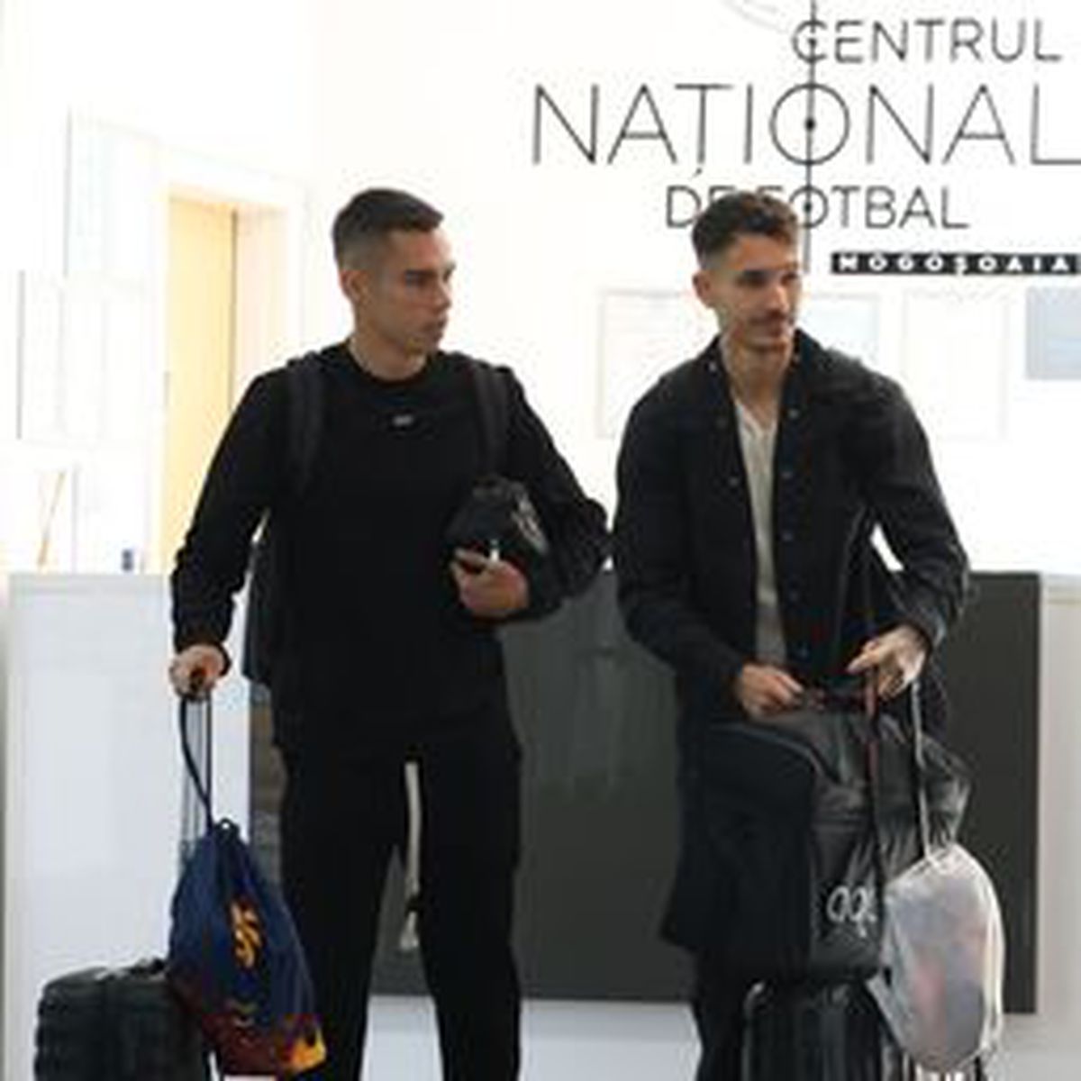 Primii jucători ai naționalei au ajuns la Mogoșoaia » Fanii, val de ironii: „La haine concurează cu Franța, la fotbal cu Andorra”