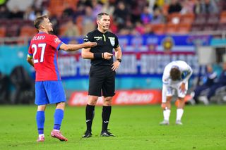 Deciziile unei harababuri istorice: Istvan Kovacs s-a înșelat la 3 penalty-uri, salvat mereu de VAR