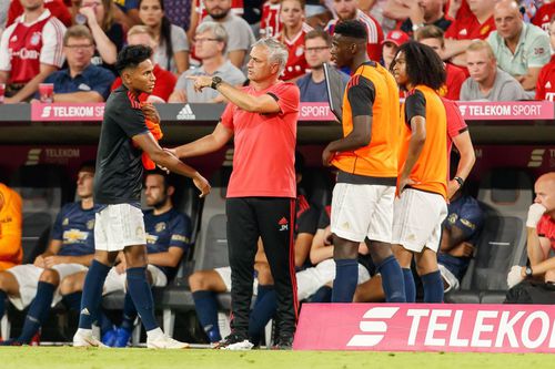 Jose Mourinho, fost manager al lui Manchester United, îi dă indicații lui Demetri Mitchel într-un amical cu Bayern / Foto: Imago